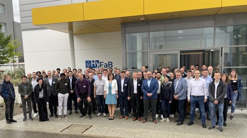 Group photo of the participants in front of the HyFAB of the ZSW in ULM-Freiburg