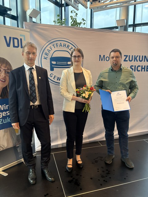 VDI-Preisverleihung an Alexandra Schaaf, links Dipl.-Ing. Uwe Bastian, mitte Dipl.-Ing. Alexandra Schaaf mit Blumenstrauß, rechts Dr.-Ing. Philipp Sembdner mit Urkunde