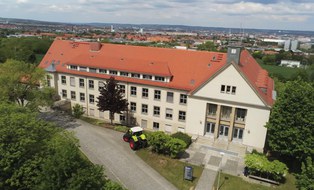 Luftbild vom Hauptgebäude der Professur für Agrarsystemtechnik 