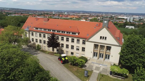Luftbild vom Hauptgebäude der Professur für Agrarsystemtechnik 