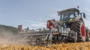 Traktor mit elektrifizierten Bodenberabeitungsgerät auf dem Feld