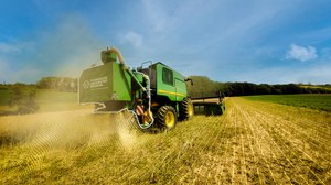 Mähdrescher mit einer Einheit zur Abscheidung von Beikrautsamen auf dem Feld