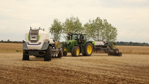 Feldschwarm mit Traktor im Einsatz auf Feld
