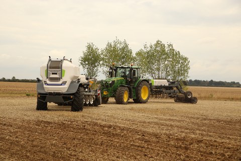 Feldschwarm mit Traktor im Einsatz auf Feld