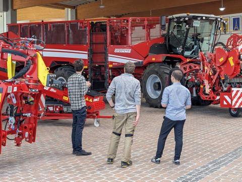 3 Studenten vor Grimme Fahrzeug