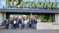 Gruppenbild Studenten bei Firma Krone