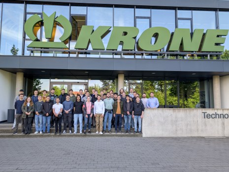 Gruppenbild Studenten bei Firma Krone
