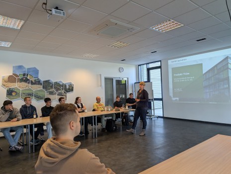 Blick in Schulungsraum mit Studenten bei Firma Krone
