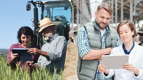 Bilder Collage - 1. Bild Mann mit Strohut und Frau schauen auf Tablett, Traktor im Hintergrund; 2. Bild Ein Mann, Landwirt und eine Frau mit weißen Kittel stehen nebeneinander im Stall schauen auf Tablett, Im Hintergrund Kühe