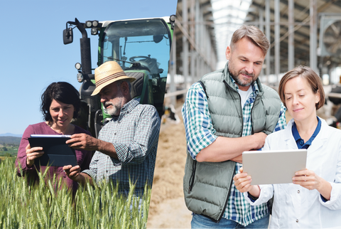 Bilder Collage - 1. Bild Mann mit Strohut und Frau schauen auf Tablett, Traktor im Hintergrund; 2. Bild Ein Mann, Landwirt und eine Frau mit weißen Kittel stehen nebeneinander im Stall schauen auf Tablett, Im Hintergrund Kühe