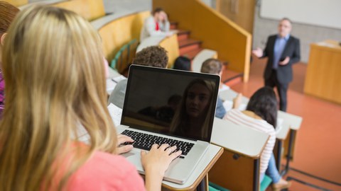Mädchen mit Laptop in der Vorlesung
