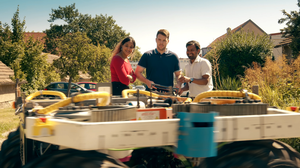 Studenten stehen am autonomen Feldrobotiksystem ElWoBot
