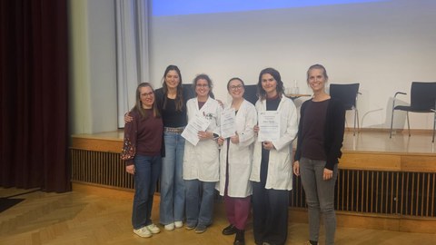 Die Gewinnerinnen des Publikumspreises bei der StuFoExpo mit Professorin und Mitarbeiterinnen