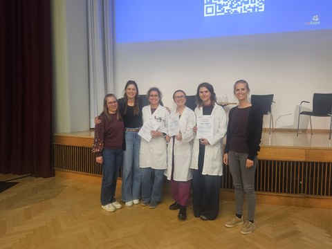 Die Gewinnerinnen des Publikumspreises bei der StuFoExpo mit Professorin und Mitarbeiterinnen