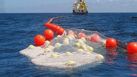 Das Bild zeigt holzfaserbasierte Ölbinder in Netzen bei einer Seeerprobung in der Ostsee