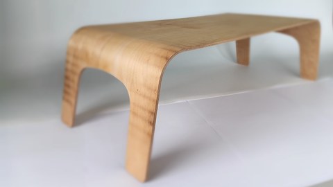 kleiner Couch- oder Bett-Tisch aus mehrschichtigem, zu einem umgedrehten U gebogenen BioRePly-Werkstoff, z.B. für einen Laptop oder ein Frühstück 