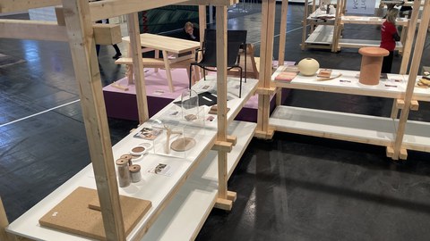 Messestand haute innovation auf der interzum. Das Bild zeigt diverse Ausstellungsobjekte, unter anderem den CellFormDesign-Kleiderbügel