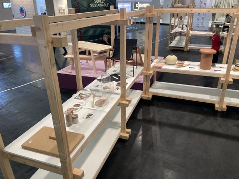 Messestand haute innovation auf der interzum. Das Bild zeigt diverse Ausstellungsobjekte, unter anderem den CellFormDesign-Kleiderbügel