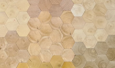Verlegemuster von hexagonalen Klötzen aus verschiedenen Holzarten