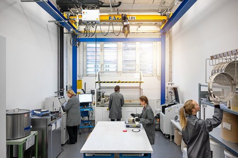 SAMSax Labor mit diversen Verarbeitungsstationen wie beispielsweise dem Binder Jetting
