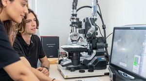 Mikroskopische Untersuchung von Papierproben im Papiermikroskopielabor mit dem Keyence VHX 6000.