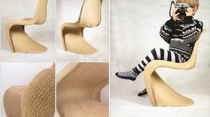 In dem Bild ist der Möbelklassiker Panton Freischwinger Stuhl als Demonstrator für ein Celluloseformteil zu sehen. Auf dem Stuhl sitzt ein Kind mit einer Kamera in macht ein Foto vom Betrachter.