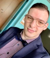 Das Bild zeigt Adrian Jablonka