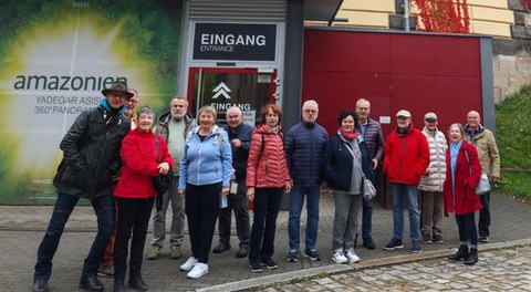 Das Bild zeigt Absolventen der Holztechnik, die vor 50 Jahren ihr Diplom abgeschlossen haben