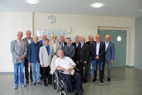 Das Bild zeigt Absolventen der Papiertechnik, die vor 50 Jahren ihr Diplom abgeschlossen haben