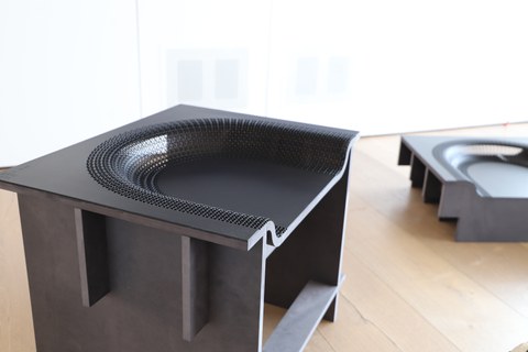 Die Abbildung zeigt die Detailansicht eines entworfenen Sitzmöbels, welcher eine 3D-Sitzschale aufweist, die mit dem entwickelten HolzPaerFormT-Verfahren hergestellt wurde.