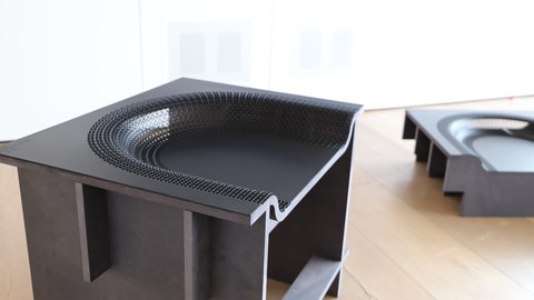 Die Abbildung zeigt die Detailansicht eines entworfenen Sitzmöbels, welcher eine 3D-Sitzschale aufweist, die mit dem entwickelten HolzPaerFormT-Verfahren  hergestellt wurde.