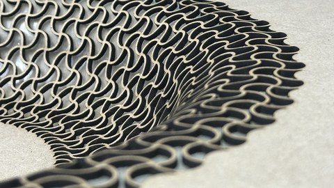 Detailaufnahme des perforierten und geformten Demonstrator-Bauteils