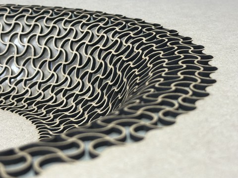 Detailaufnahme des perforierten und geformten Demonstrator-Bauteils