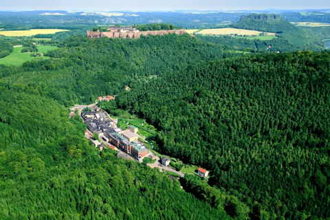 Das Bild zeigt eine Dronenaufnahme der Papierfabrik Louisenthal Königstein 