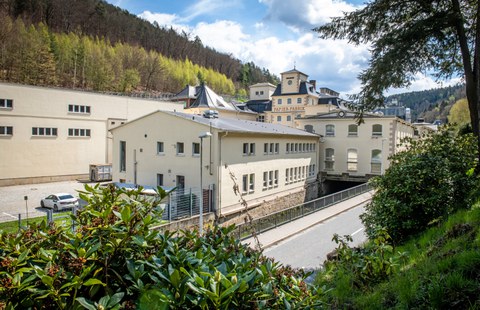 Das Bild zeigt den Eingang der Papierfabrik Louisenthal GmbH