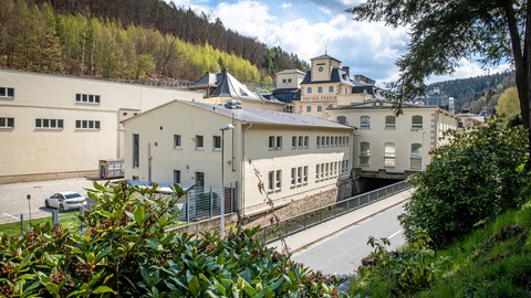 Das Bild zeigt den Eingang der Papierfabrik Louisenthal GmbH