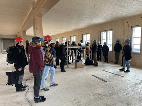 Studierende und Mitarbeitende der Professur für Holztechnologie und holzbasierte Bioökonomie hatten kürzlich die Gelegenheit, die Baustelle von Sachsens künftig höchstem Gebäude in Holzbauweise zu besuchen. 