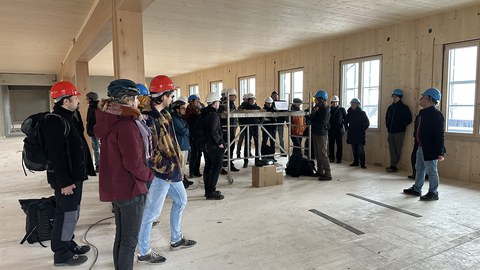 Studierende und Mitarbeitende der Professur für Holztechnologie und holzbasierte Bioökonomie hatten kürzlich die Gelegenheit, die Baustelle von Sachsens künftig höchstem Gebäude in Holzbauweise zu besuchen. 