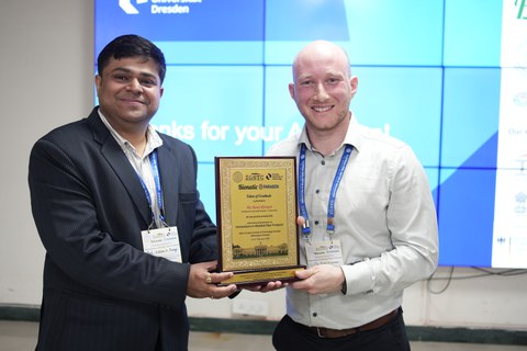 Übergabe des Memento von Prof. Vibhore K. Rastogi (links) an René Kleinert (rechts) als Dankeschön für den Konferenzbeitrag.
