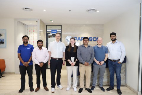 Das BIOMOPAC-Projektteam beim Start-Up der vollautomatischen Laborfasergussanlage am IIT Roorkee, die im Projekt von Parason entwickelt wurde. 