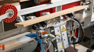 Wendevorrichtung zur Herstellung leichter Sandwich-Kernmaterialien