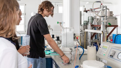 Papierlabor: Studentische Arbeiten an der Technik