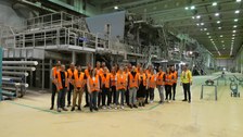 Gruppenfoto vor einer Papiermaschine von LEIPA in Schwed