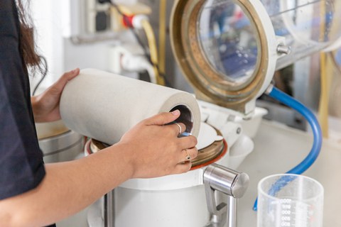 Abgautschen bei der Papierherstellung im Labor