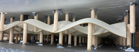 Gestreckte Struktur exemplarisch an Pappe