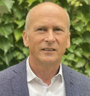 Das Bild zeigt ein Portrait von Prof. Dr. rer. nat. Miletzky vor grünem Hintergrund. 
