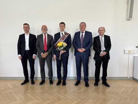 Das Bild zeigt die Mitglieder der Prüfungskomission und Hr. Bernaczyk 