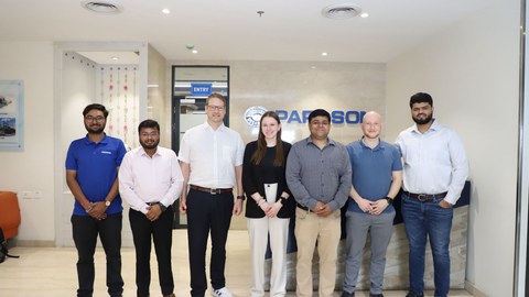Das BIOMOPAC-Projektteam beim Start-Up der vollautomatischen Laborfasergussanlage am IIT Roorkee, die im Projekt von Parason entwickelt wurde. 