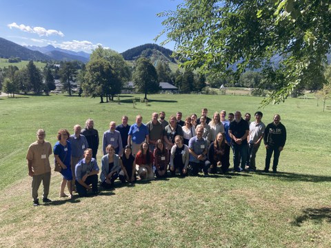 Gruppenfoto der 20 Doktorand:innen und Professoren, im Hintergrund ist das panorama der französischen Alpen zu sehen.