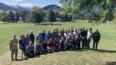 Gruppenfoto der 20 Doktorand:innen und Professoren, im Hintergrund ist das panorama der französischen Alpen zu sehen.